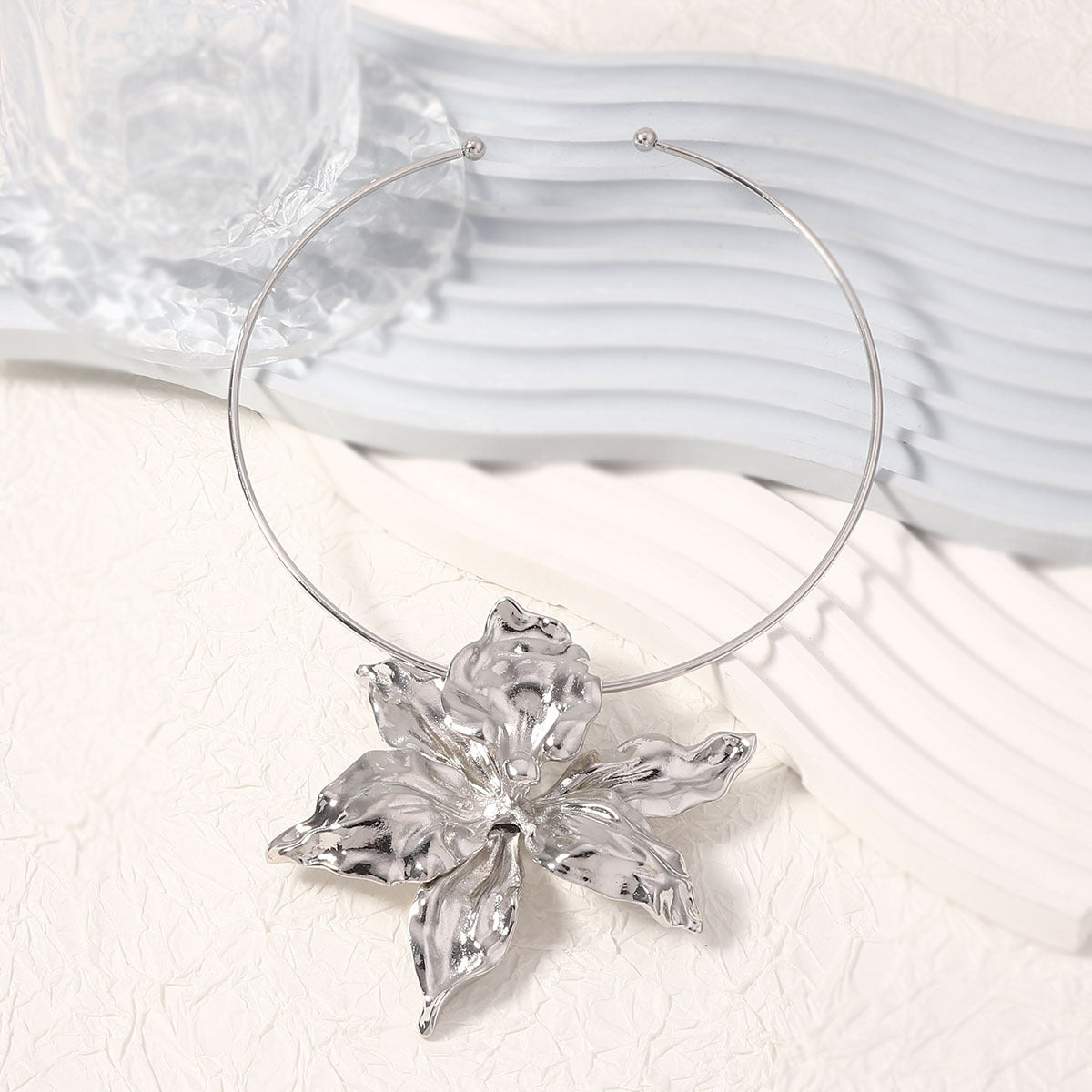 Stylish European-Inspired Hip Hop Floral Pendant Choker with Bold 3D Design - Perfect for Fashion-Forward Women