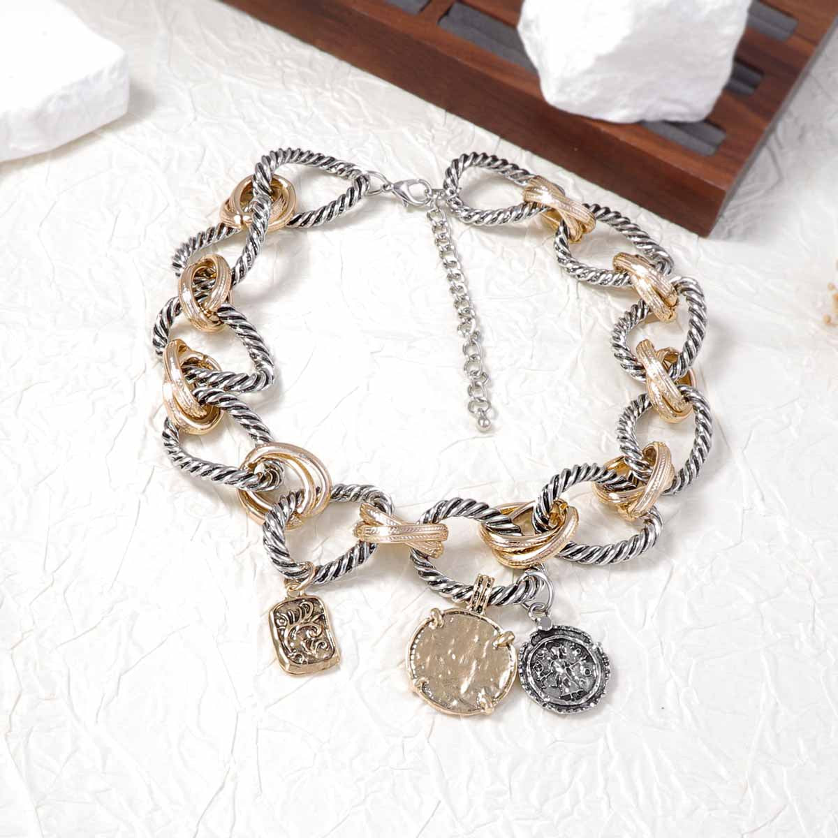 Stylish Geometric Alloy Women's Badge Design Necklace - Versatile O-Ring Link for Elegant Everyday Wear