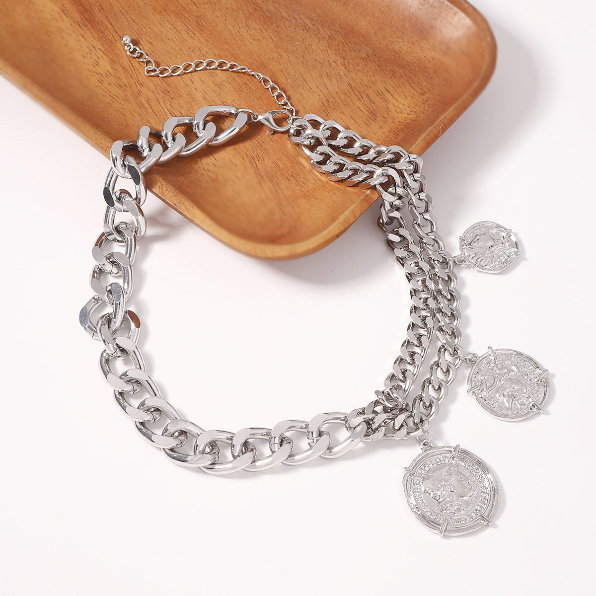 Stylish Metal Chain Coin Pendant Necklace – Unique Choker with Modern Aesthetic, Perfect for Elevating Your Look