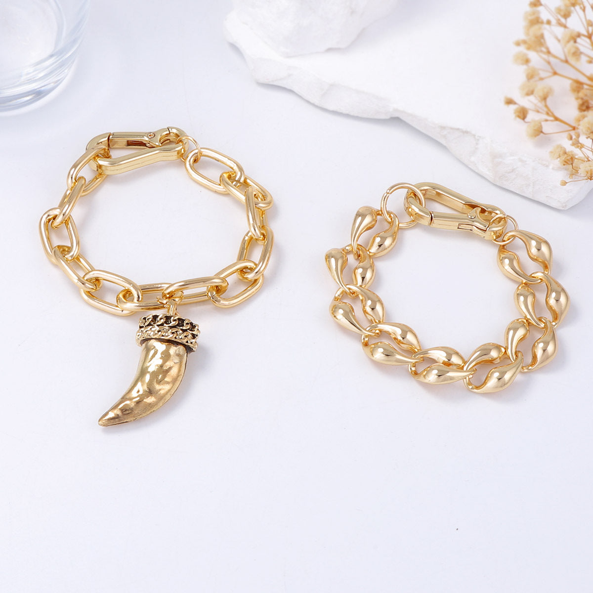 Stylish and Unique Gothic-Inspired Double Layer Necklace with Metal Chain and Animal Horn Pendant – Perfect for Trendsetting Fashion Enthusiasts