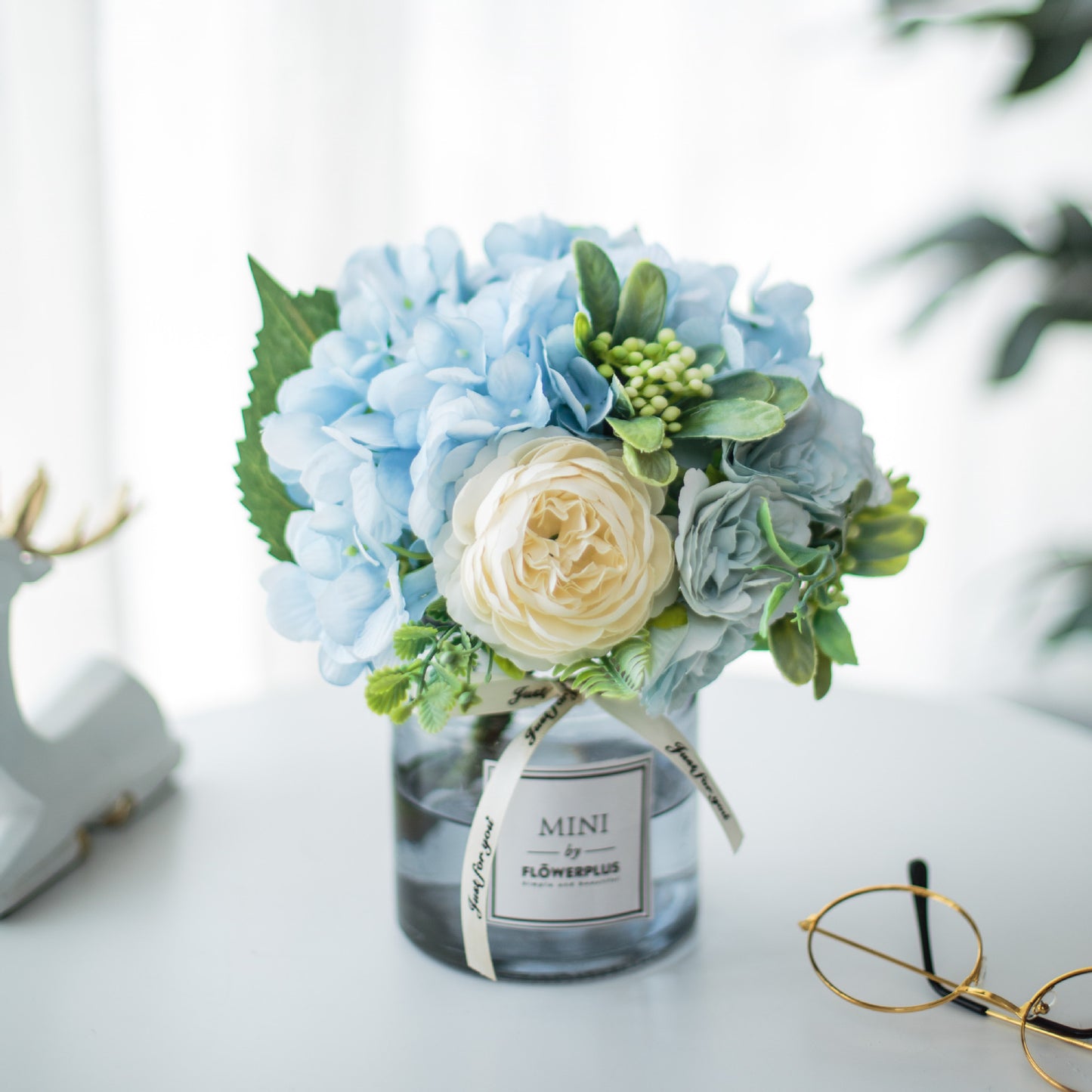 Stylish Transparent Flower Vase with Creative Hydrangea Faux Floral Arrangement - Ideal Home Décor for Living Rooms and Dining Tables