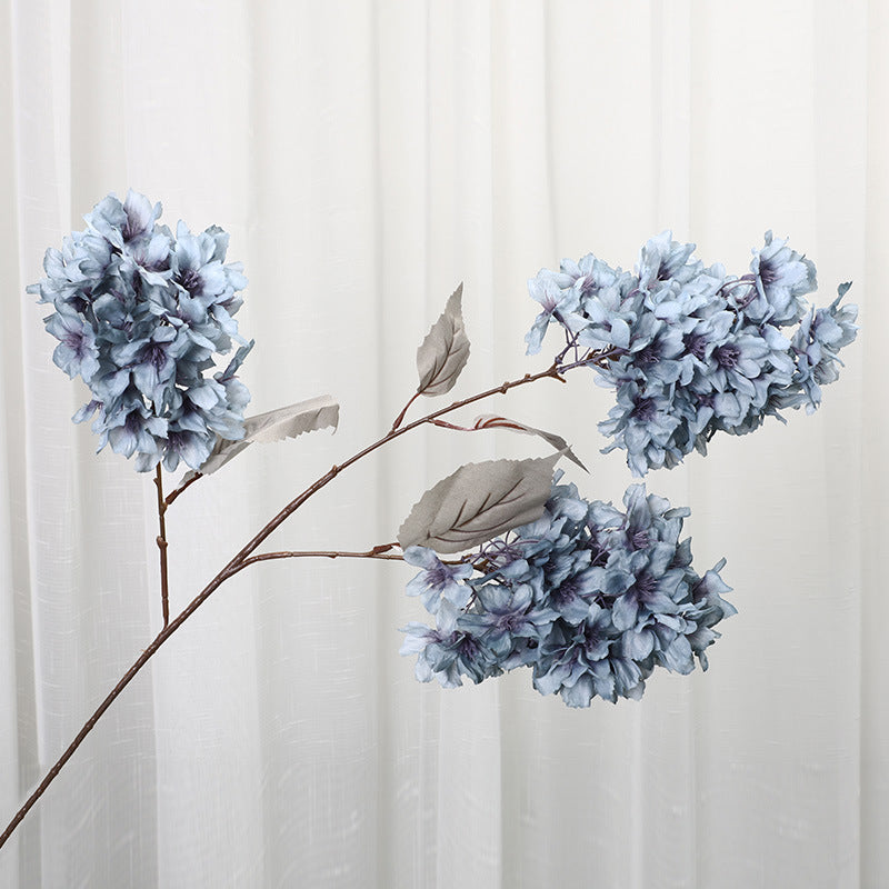 Lifelike Hydrangea Artificial Flowers for Elegant Hotel Lobby Wedding Decorations – Stunning Three-Headed Faux Hydrangea Arrangements for Beautiful Bridal Celebrations