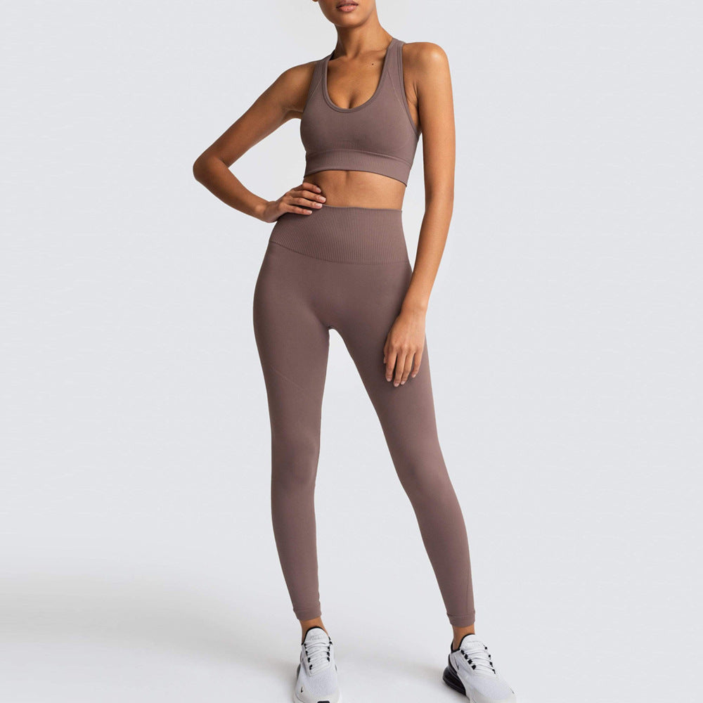 Seamless Fitness Yoga Set Breathable Sports Bra and Moisture Wicking Leggings for Comfort and Performance