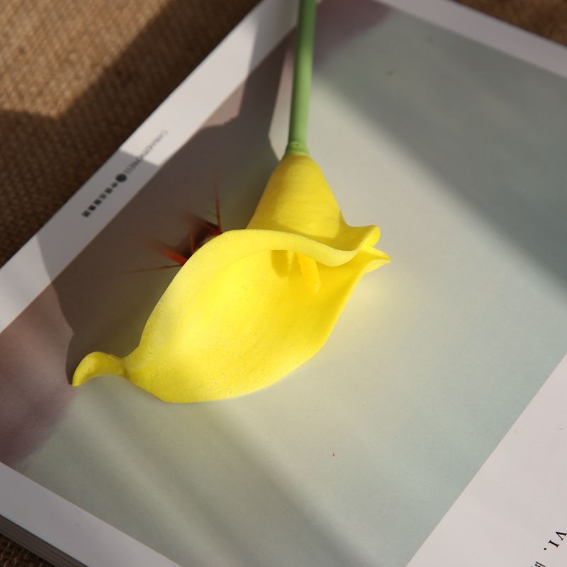 Realistic PU Mini Calla Lily with Yellow Pistil - Perfect for Home Décor and Wedding Celebrations | Beautifully Crafted Faux Flowers - Model MW08083