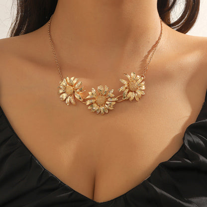 Stunning Gold Floral Pendant Necklace – Elegant Versatile Accessory for Effortless Style and Luxury