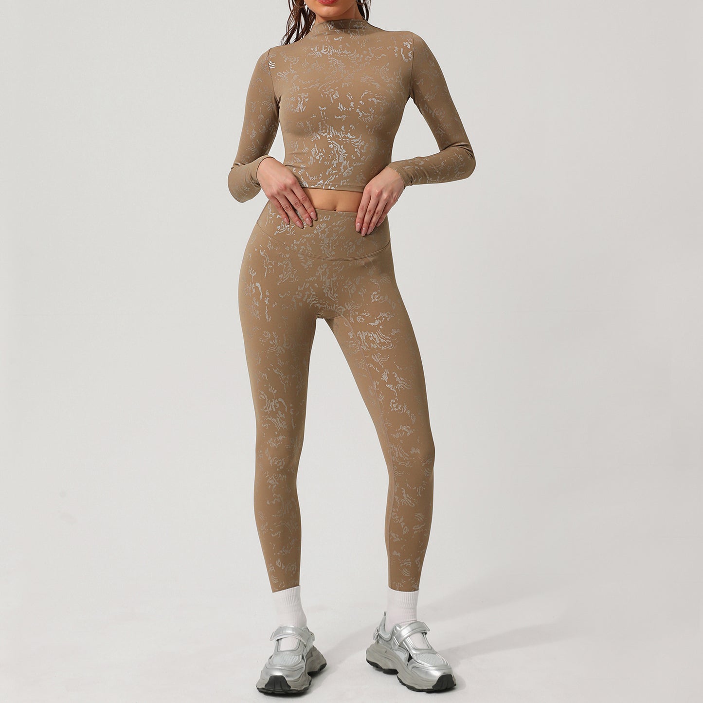 Elegant Silver Foil Yoga Outfit for Women Outdoor Training and Running Long Sleeve Fitness Set