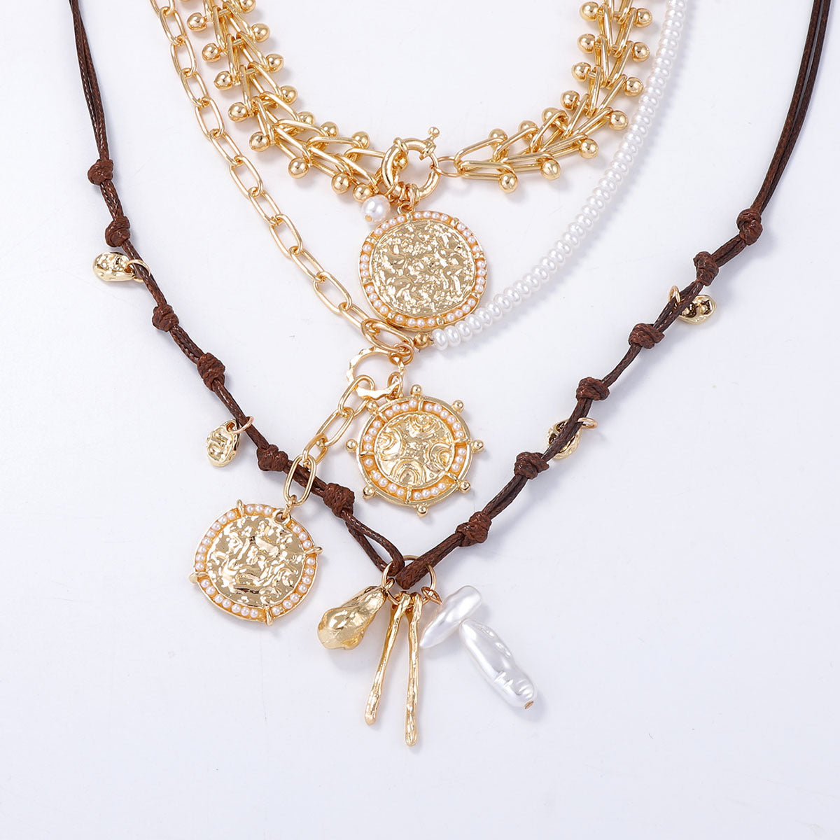 Chic Vintage-Inspired Geometric Badge Pendant Necklace for Women – Luxuriously Layered with Imitation Pearl Accents for a Unique Casual Style