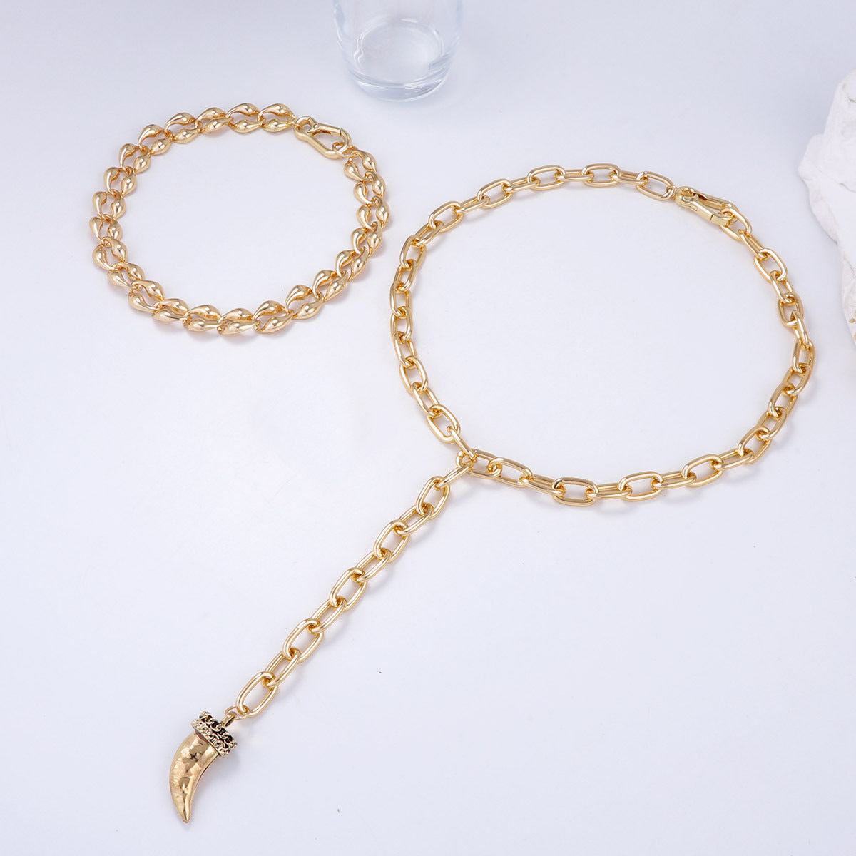 Stylish and Unique Gothic-Inspired Double Layer Necklace with Metal Chain and Animal Horn Pendant – Perfect for Trendsetting Fashion Enthusiasts
