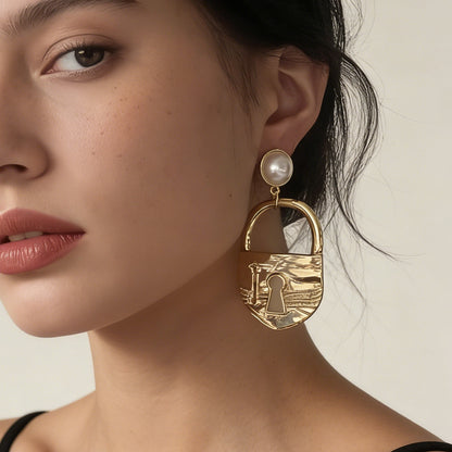 Chic Vintage-Inspired Alloy Lock Keychain with Elegant Faux Pearl Drop Earrings - Unique, Exquisite, and Perfect for Adding a Touch of Luxury to Any Outfit