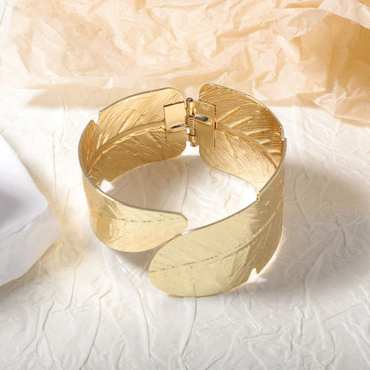 Stylish Oversized Leaf Design Spring Closure Bracelet for Women - Unique and Creative Fashion Statement Piece