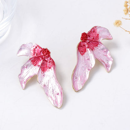 Elegant and Minimalist Alloy Leaf Earrings – Luxurious Yet Affordable Fashion Statement for Women – Versatile, Lightweight, and Trendy Design Perfect for Any Occasion
