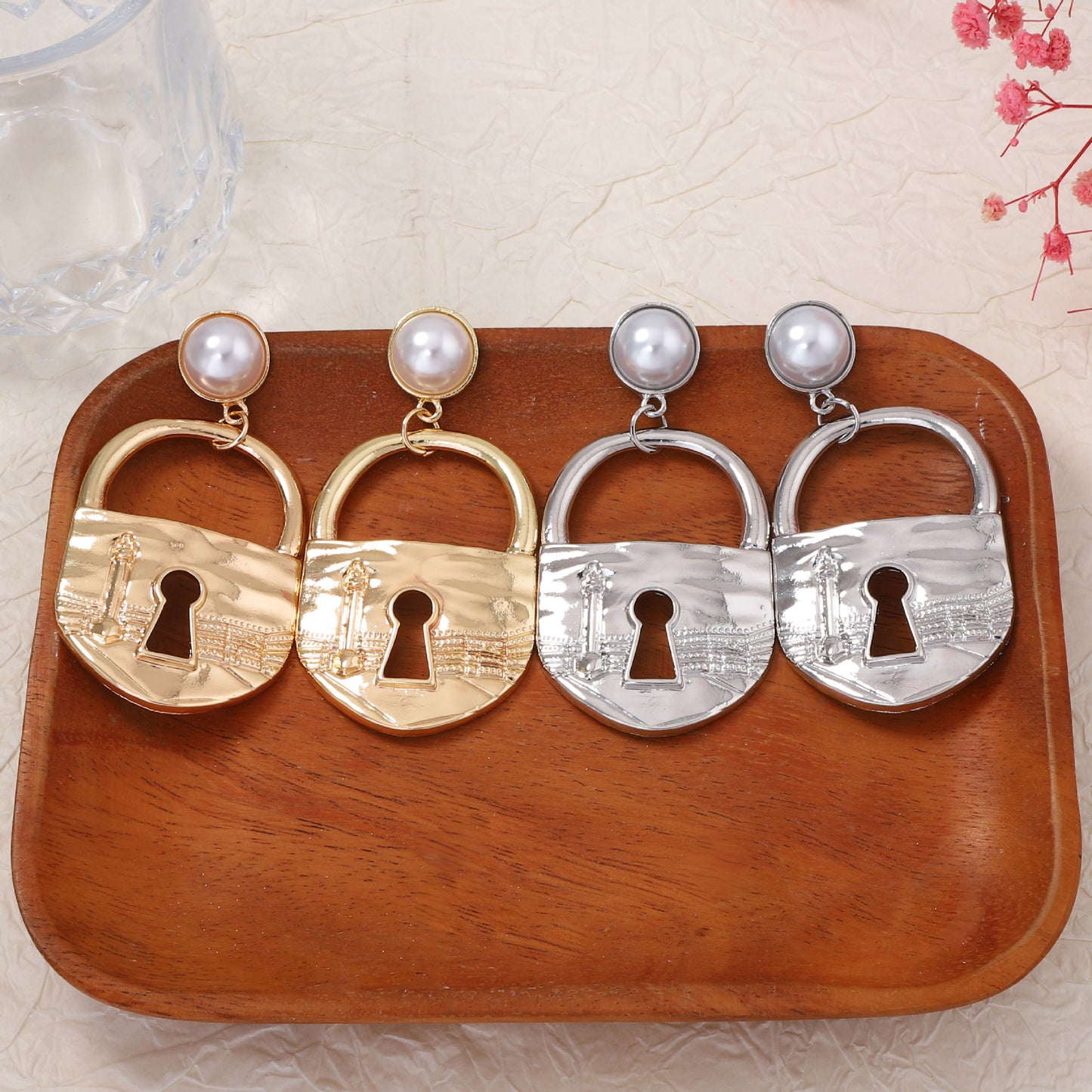Chic Vintage-Inspired Alloy Lock Keychain with Elegant Faux Pearl Drop Earrings - Unique, Exquisite, and Perfect for Adding a Touch of Luxury to Any Outfit
