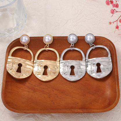 Chic Vintage-Inspired Alloy Lock Keychain with Elegant Faux Pearl Drop Earrings - Unique, Exquisite, and Perfect for Adding a Touch of Luxury to Any Outfit