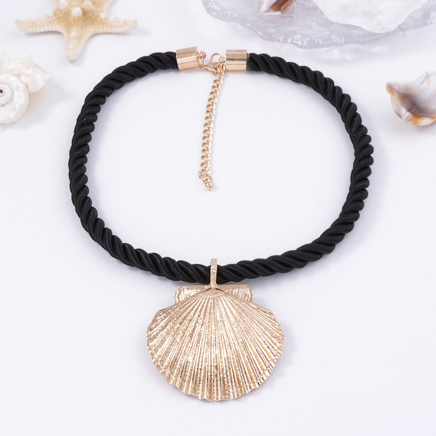 Stylish Minimalist Oversized Alloy Shell Pendant Necklace - Perfect Statement Accessory for Vacation Vibes and Effortless Chic
