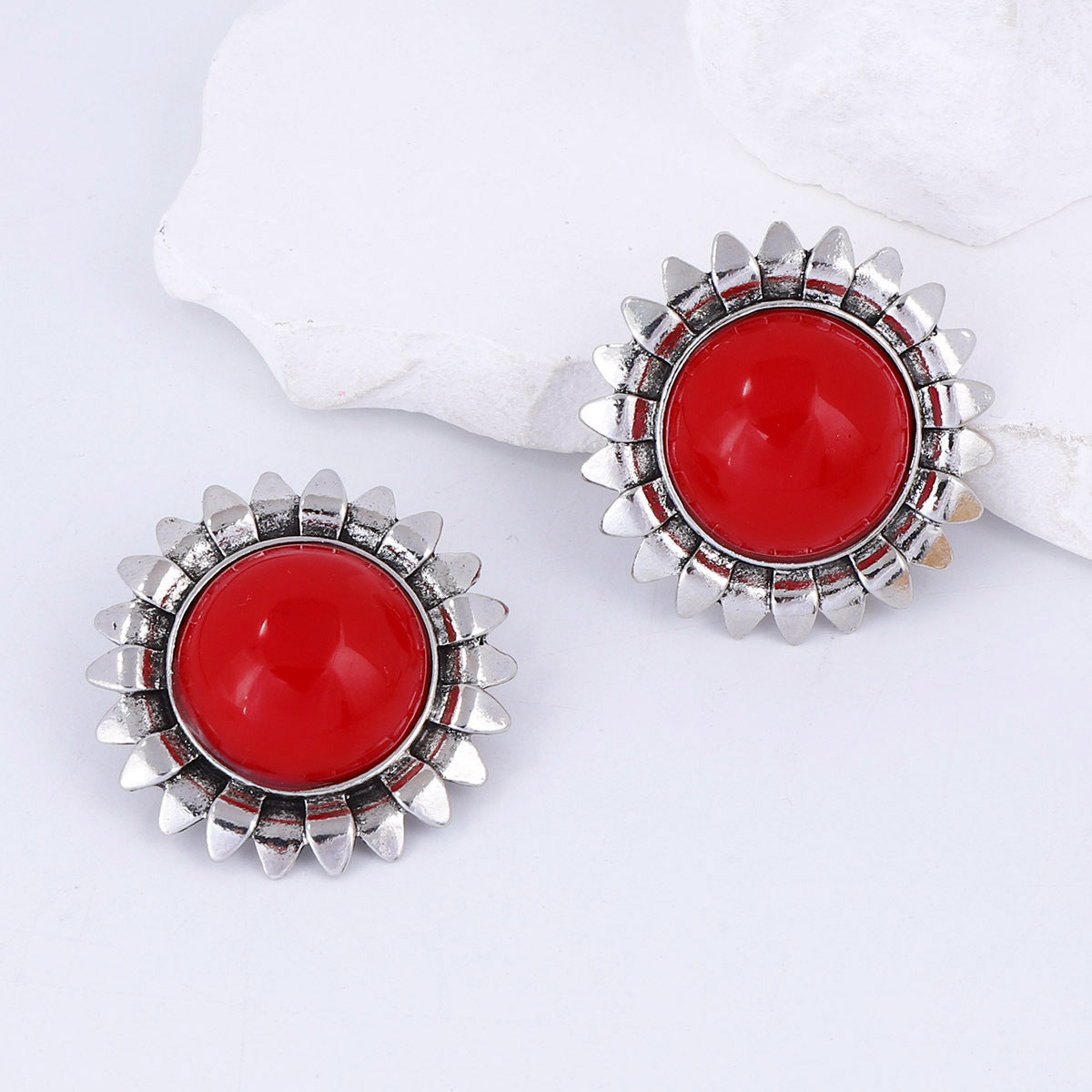 Chic Retro Luxury Geometric Sunflower Resin Alloy Stud Earrings for Women – Fashionable Statement Piece with Unique Design