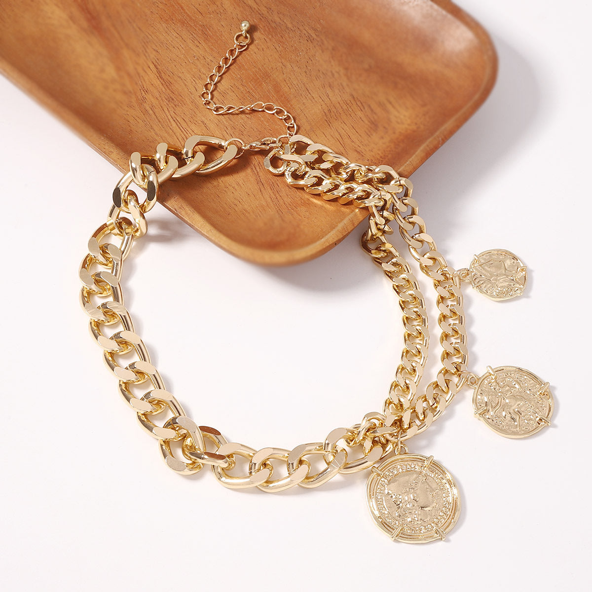 Stylish Metal Chain Coin Pendant Necklace – Unique Choker with Modern Aesthetic, Perfect for Elevating Your Look