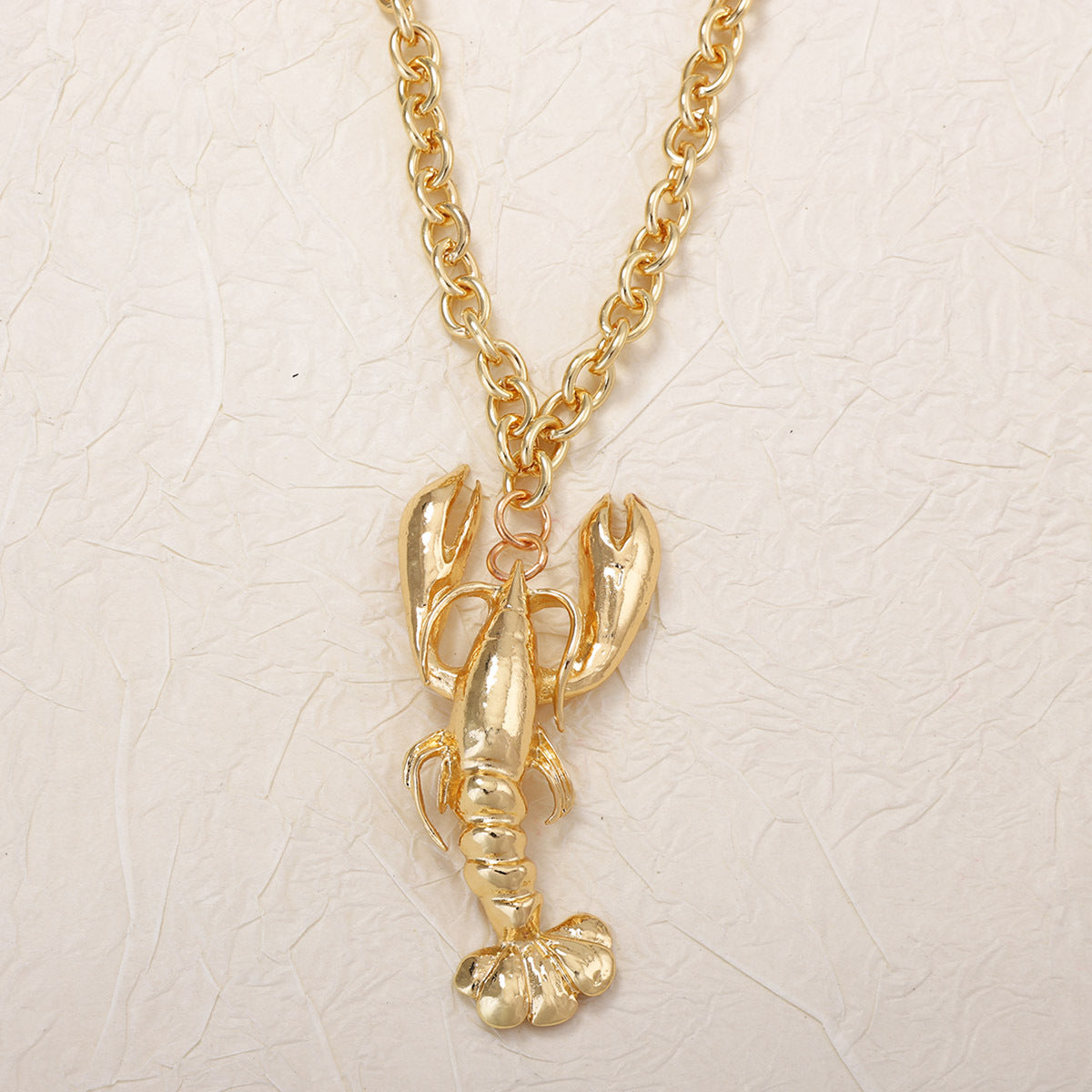 Chic Luxury Design Oversized Metal Lobster Pendant Necklace - Fashionable and Versatile Statement Jewelry for Women