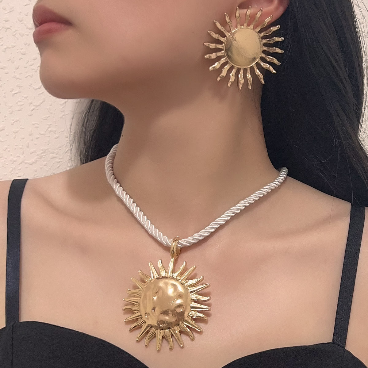 Luxurious Bohemian-Inspired Beach Resort Glamour: Exaggerated Sunflower Pendant Necklace and Earring Set – Perfect for Summer Escapes