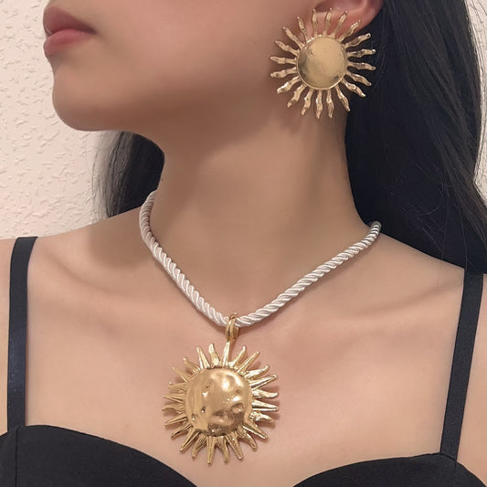 Luxurious Bohemian-Inspired Beach Resort Glamour: Exaggerated Sunflower Pendant Necklace and Earring Set – Perfect for Summer Escapes