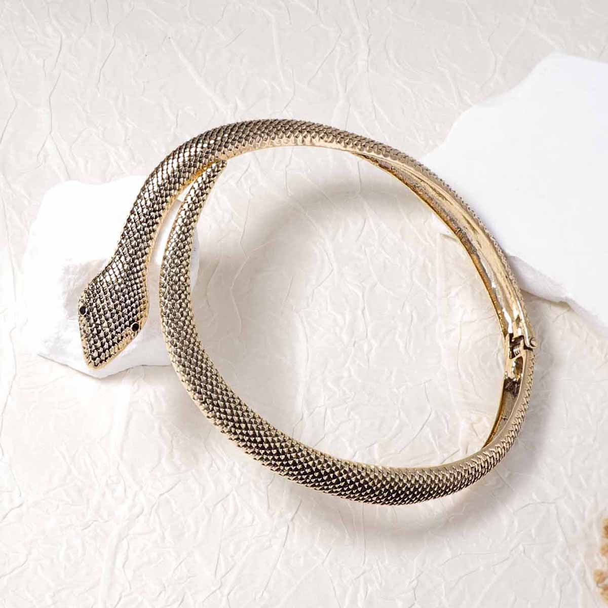 Statement-Making Alloy Snake-Shape Necklace for Women - Unique, Trendy, and Versatile Accessory for Casual Work or Play
