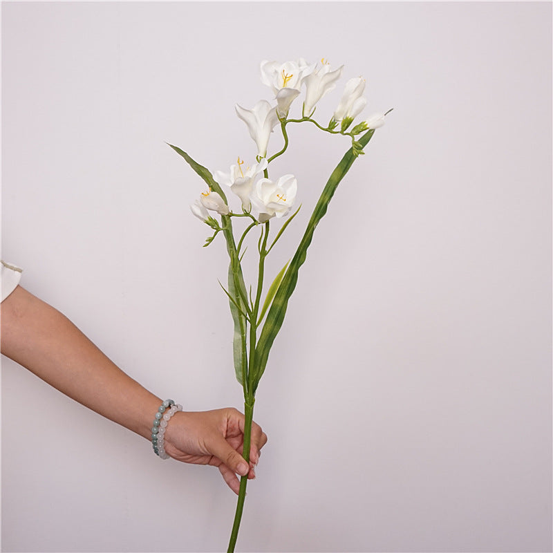 Realistic Fragrant White Lily Silk Flowers - Perfect for Country-Themed Weddings, Photography Props, and Charming Home Décor for Dining Tables