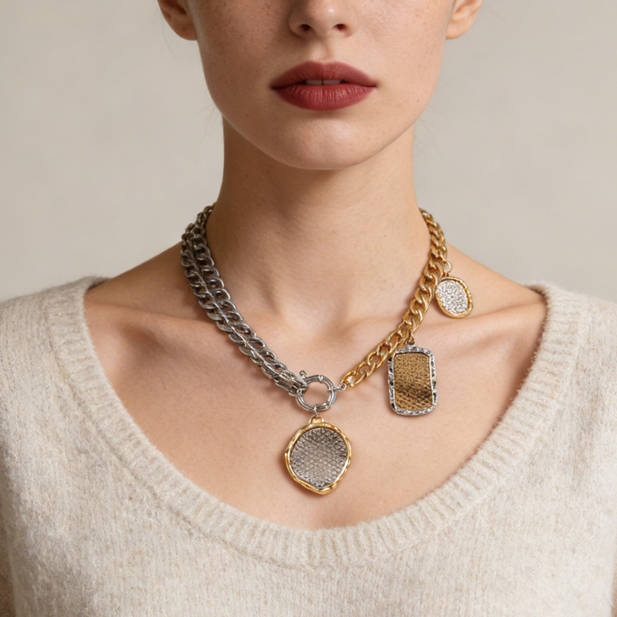 Elegant Vintage-Inspired Asymmetrical Metal Chain Geometric Alloy Badge Pendant Necklace for Women – Perfect for Adding a Touch of Chic Luxury to Any Outfit