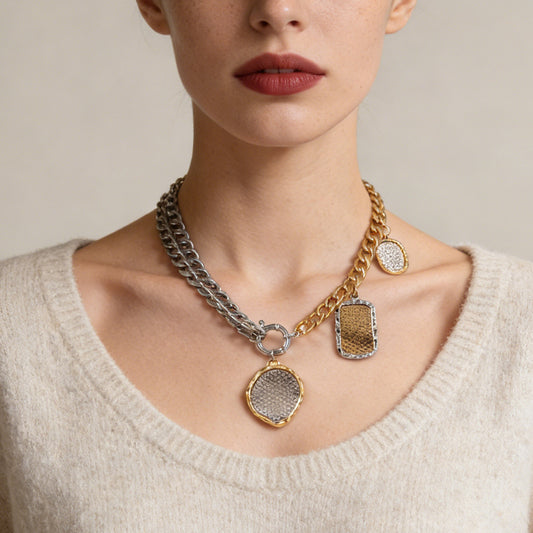 Elegant Vintage-Inspired Asymmetrical Metal Chain Geometric Alloy Badge Pendant Necklace for Women – Perfect for Adding a Touch of Chic Luxury to Any Outfit
