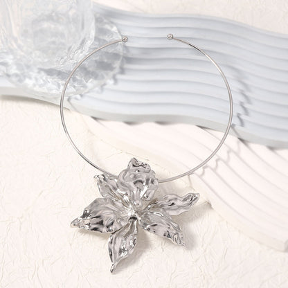 Stylish  European-Inspired Hip Hop Floral Pendant Choker with Bold 3D Design - Perfect for Fashion-Forward Women