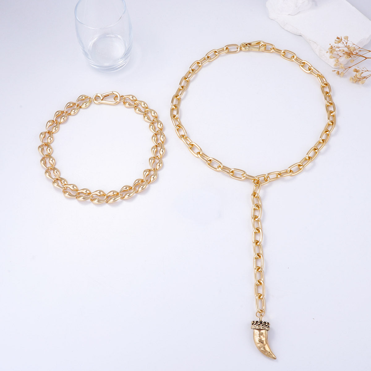 Stylish and Unique Gothic-Inspired Double Layer Necklace with Metal Chain and Animal Horn Pendant – Perfect for Trendsetting Fashion Enthusiasts