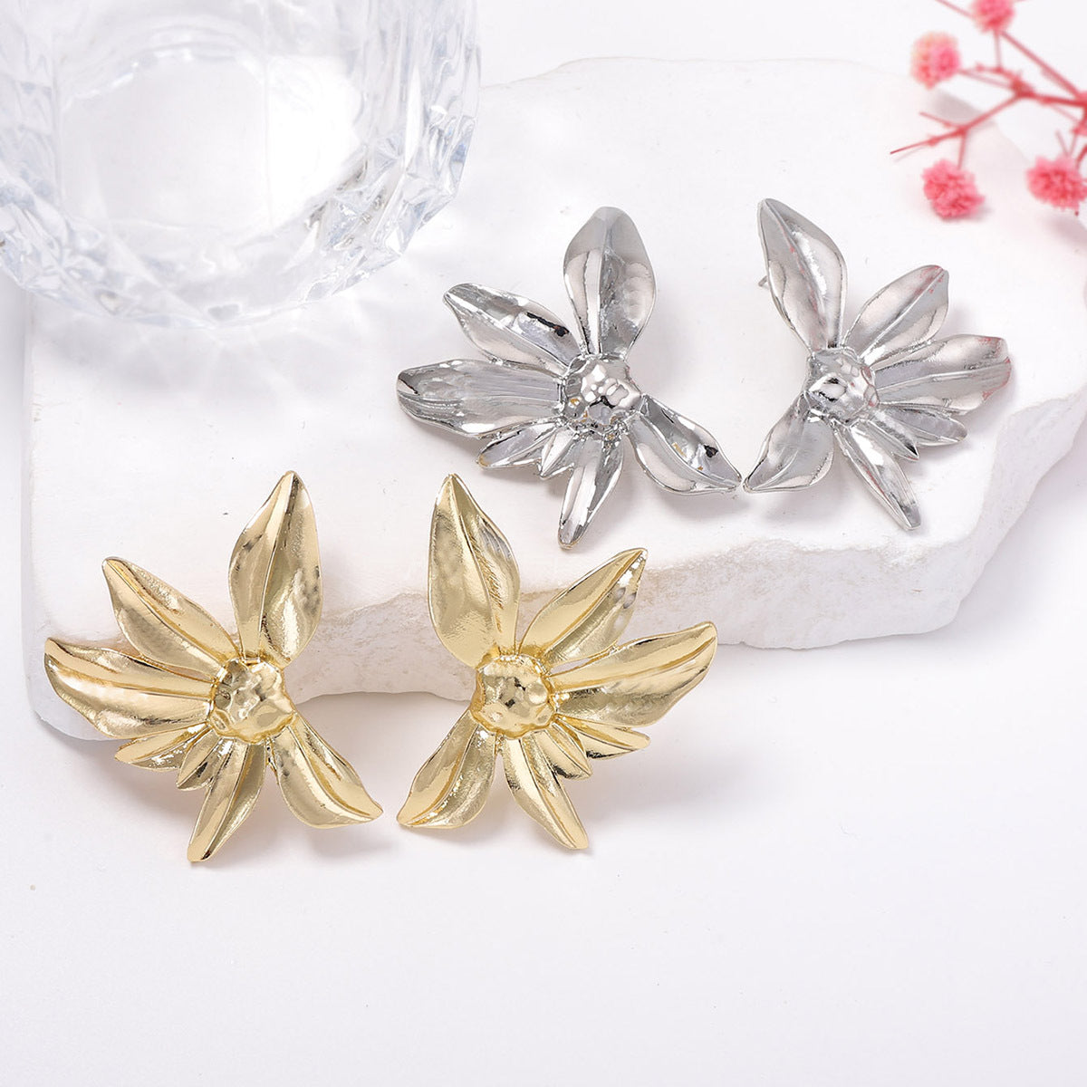 Elegant and Chic Lightweight Luxury Flower Earrings – Versatile Fashion-Forward Accessory for Women