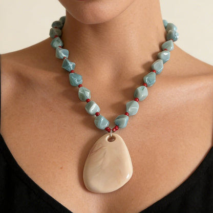 Exaggerated Casual Beaded Knot Geometric Resin Pendant Necklace – Versatile Jewelry Accessory for Women’s Commuter Fashion