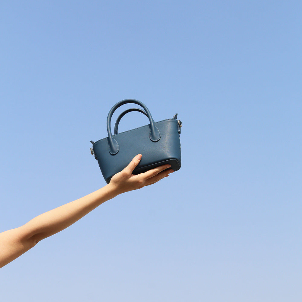 Genuine Grain Leather Crossbody Bag for Women Versatile and Casual Tote with Zipper Closure for Everyday Use