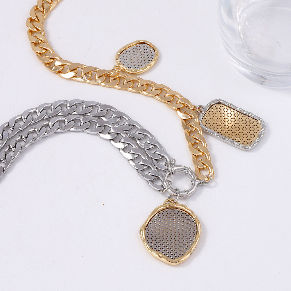 Elegant Vintage-Inspired Asymmetrical Metal Chain Geometric Alloy Badge Pendant Necklace for Women – Perfect for Adding a Touch of Chic Luxury to Any Outfit
