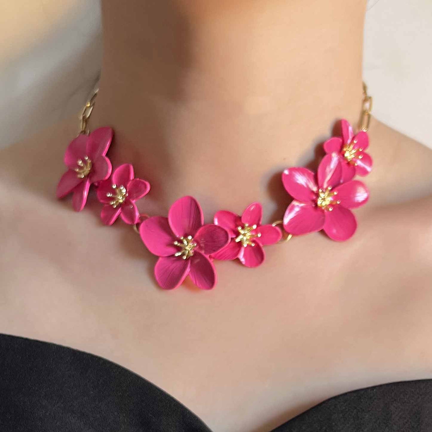 Exquisite Minimalist Alloy Flower Choker Necklace - Stylish and Versatile Bohemian Jewelry for Women
