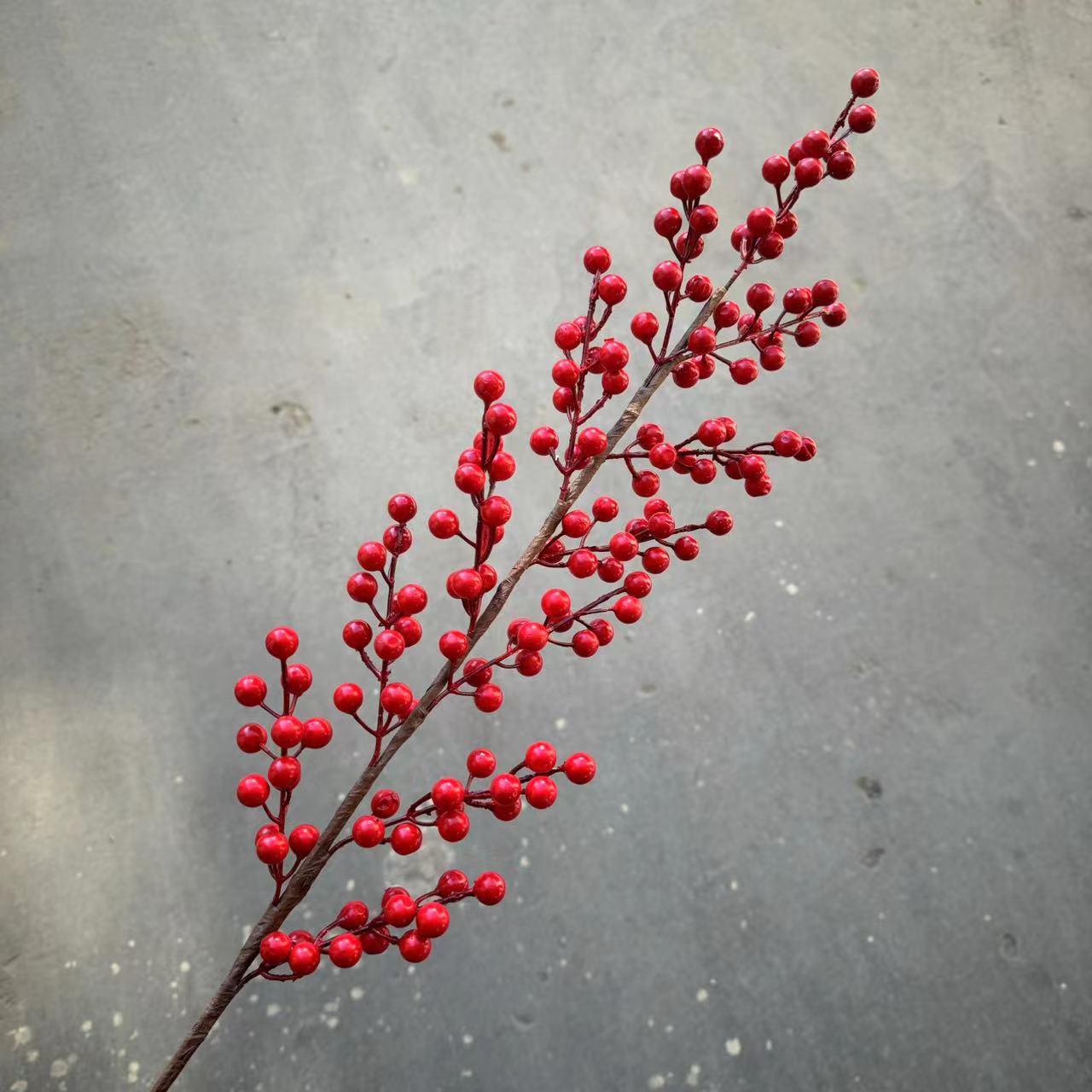 Realistic Gold Eucalyptus Leaves - Plastic Flower Materials with Winterberry Red Fruits for Festive New Year and Wedding Decorations | Ideal for Prosperity and Joy