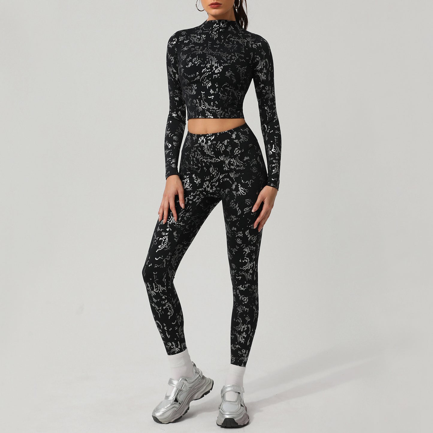 Elegant Silver Foil Yoga Outfit for Women Outdoor Training and Running Long Sleeve Fitness Set