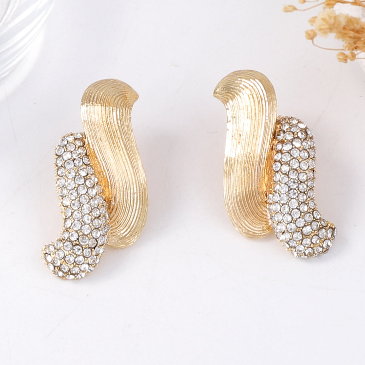 Chic Minimalist Luxury Twist Geometric 3D Alloy and Rhinestone Stud Earrings for Women - Effortless Elegance and Modern Design