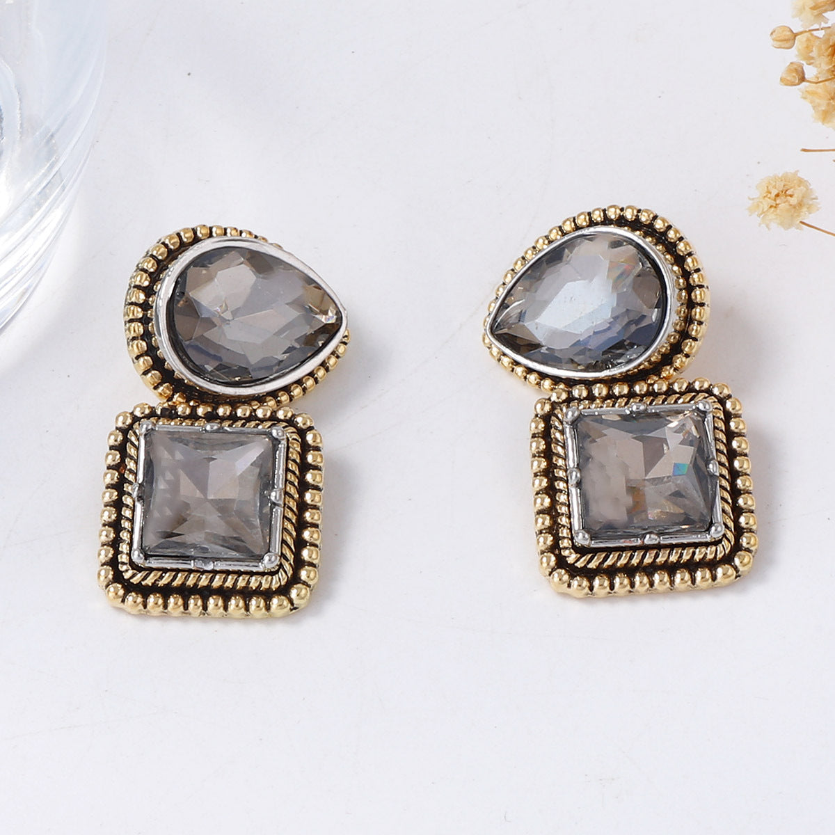 Elegant Vintage-Style Alloy Geometric Quadrilateral Pendant Earrings with Sparkling Rhinestones - Versatile Everyday Accessories for Women