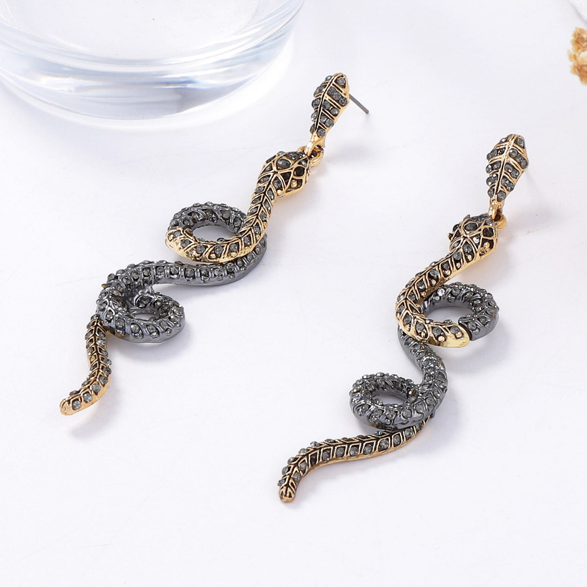 Stylish Vintage-Inspired Alloy Animal-Shaped Textured Snake Earrings with Sparkling Crystals – Chic and Affordable Jewelry for Everyday Wear