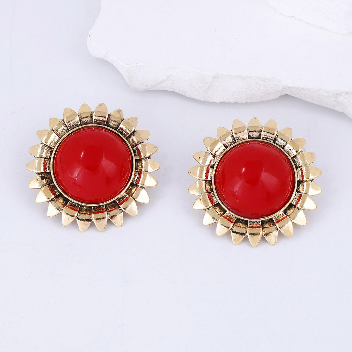 Chic Retro Luxury Geometric Sunflower Resin Alloy Stud Earrings for Women – Fashionable Statement Piece with Unique Design