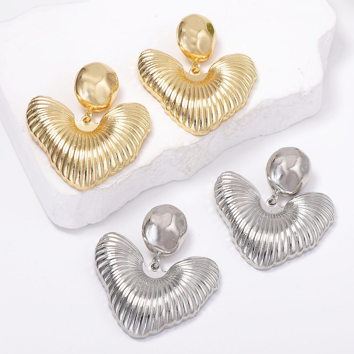 Chic Heart-Shaped Dangle Earrings for Women – Effortlessly Elegant and Versatile Casual-Commuter Jewelry for A Touch of Luxe