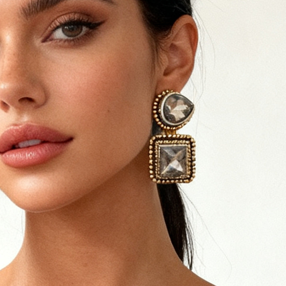 Elegant Vintage-Style Alloy Geometric Quadrilateral Pendant Earrings with Sparkling Rhinestones - Versatile Everyday Accessories for Women
