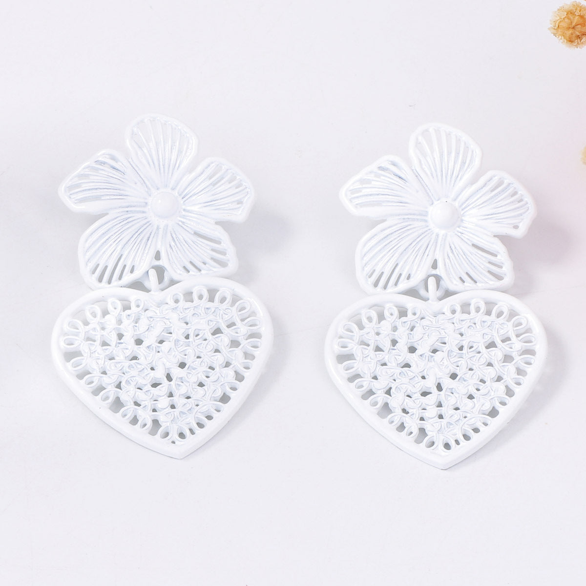 Exquisite Oversized Alloy Spray-Painted Hollow Heart-Shaped Floral Coconut Shell Drop Earrings for Elegant Ladies - Perfect for Parties and Special Occasions