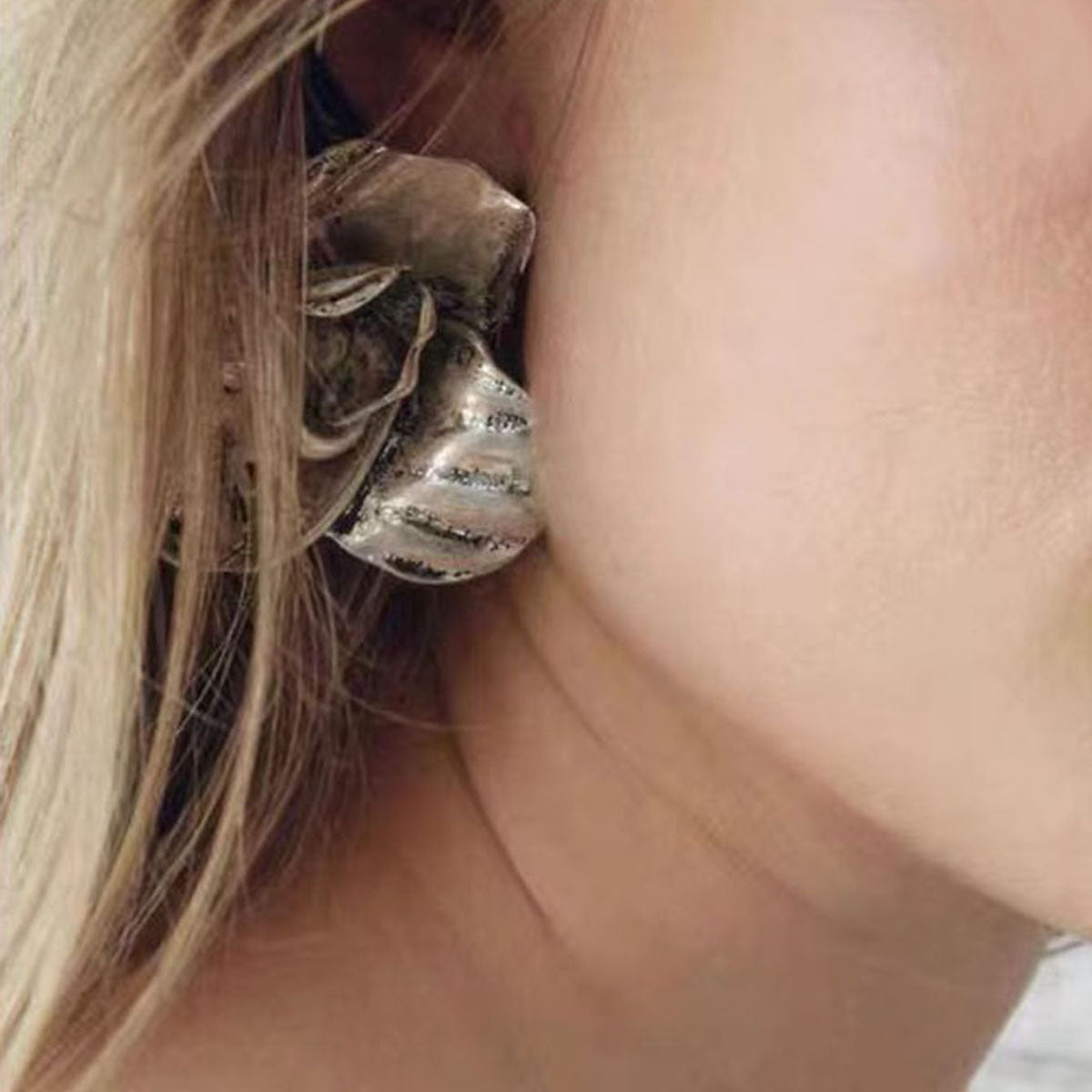 Retro-Inspired Minimalist Floral Stud Earrings for Women – Effortlessly Chic Everyday Essential for Work and Casual Outfits