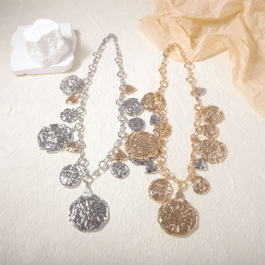Chic Vintage-Inspired Irregular Heart Emblem Pendant Necklace with Exquisite Floral Design -  Alloy Neck Chain for Effortless Elegance