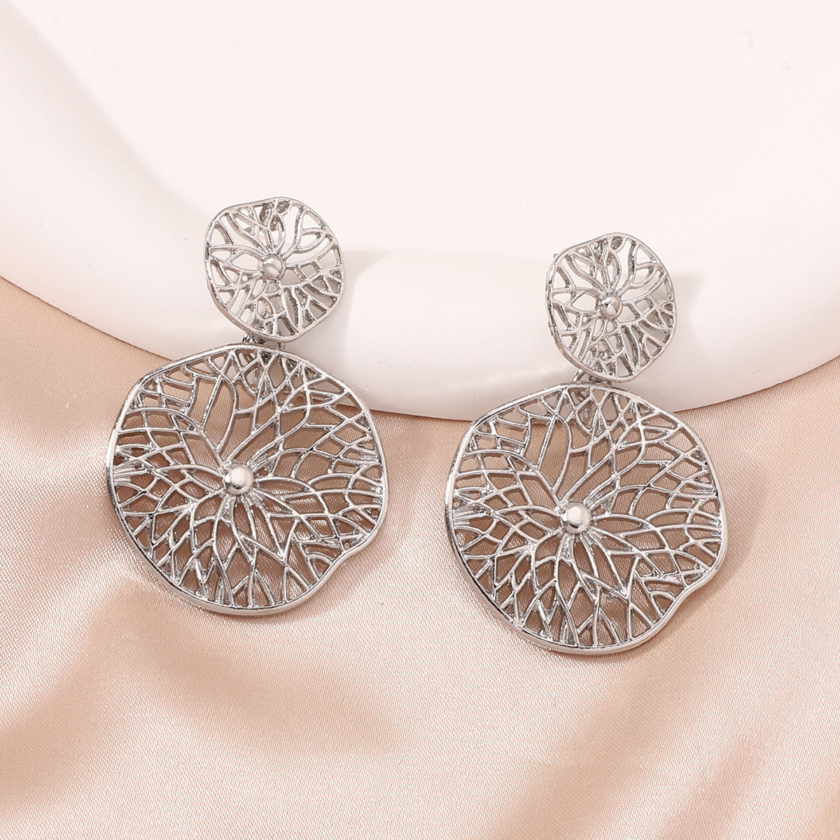 Stylish Vintage-Inspired Hollow Metal Geometric Circle Drop Earrings for Women - Unique Creative Design Perfect for Any Occasion