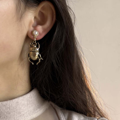 Unique Vintage-Inspired Alloy Beetle Earrings with Faux Pearl Accents – Distinctive and Eye-Catching Accessories for Your Individual Style