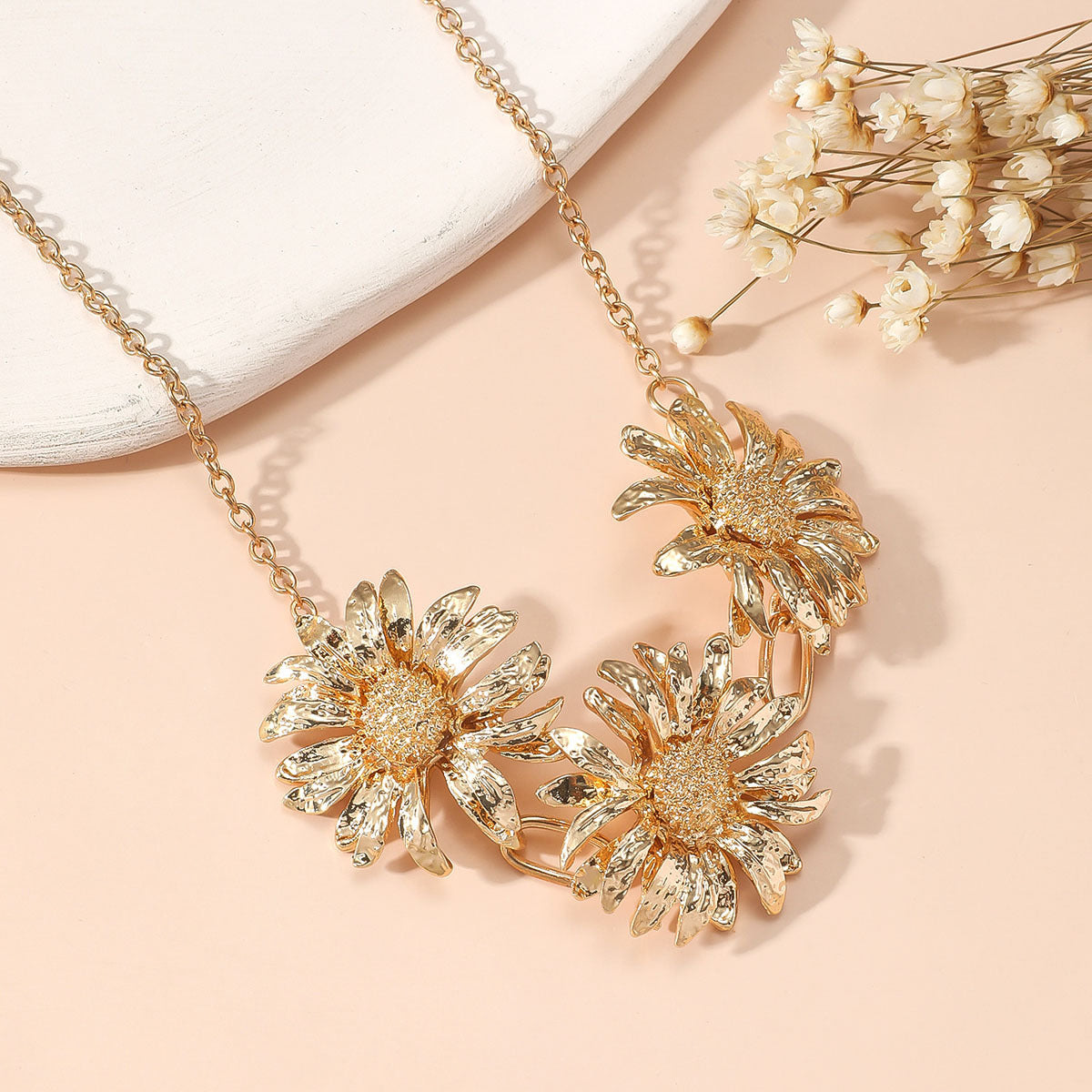 Stunning Gold Floral Pendant Necklace – Elegant Versatile Accessory for Effortless Style and Luxury