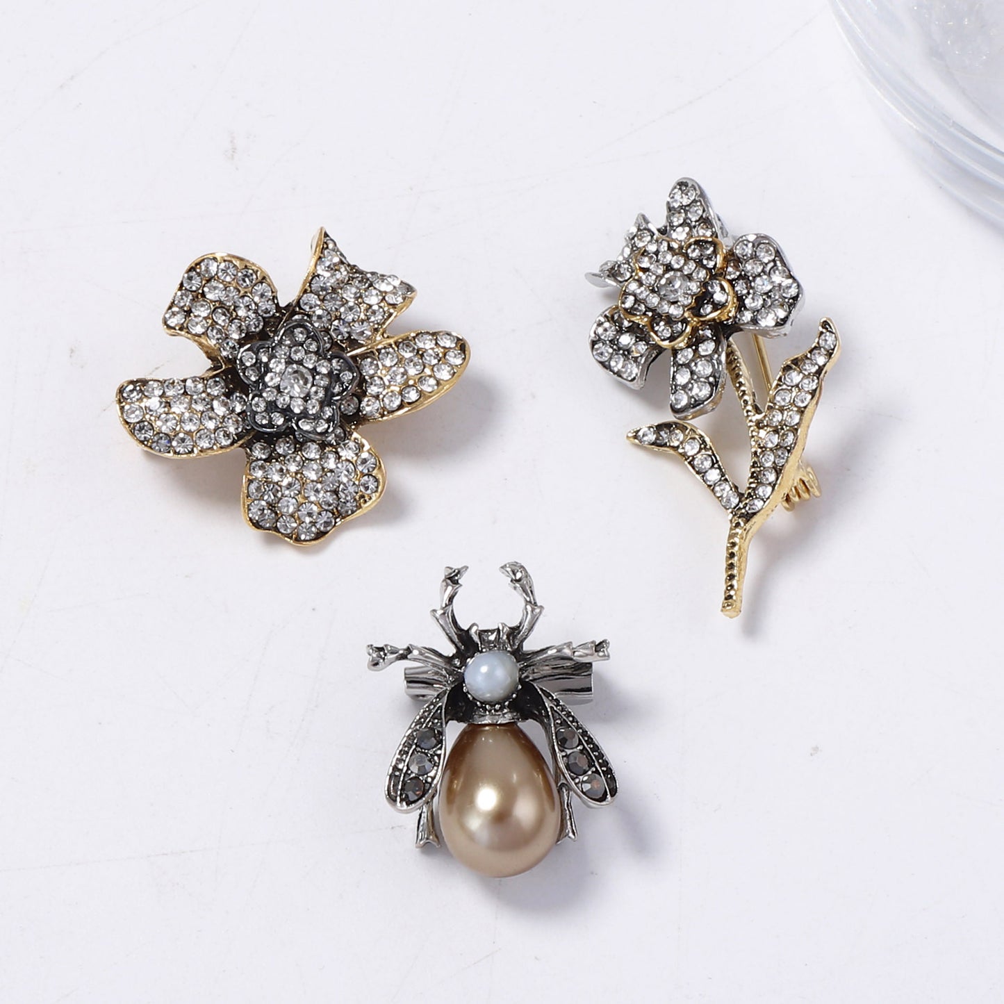 Elegant Luxury Floral and Insect Brooch Set with Sparkling Diamonds - Exquisite Design for Women