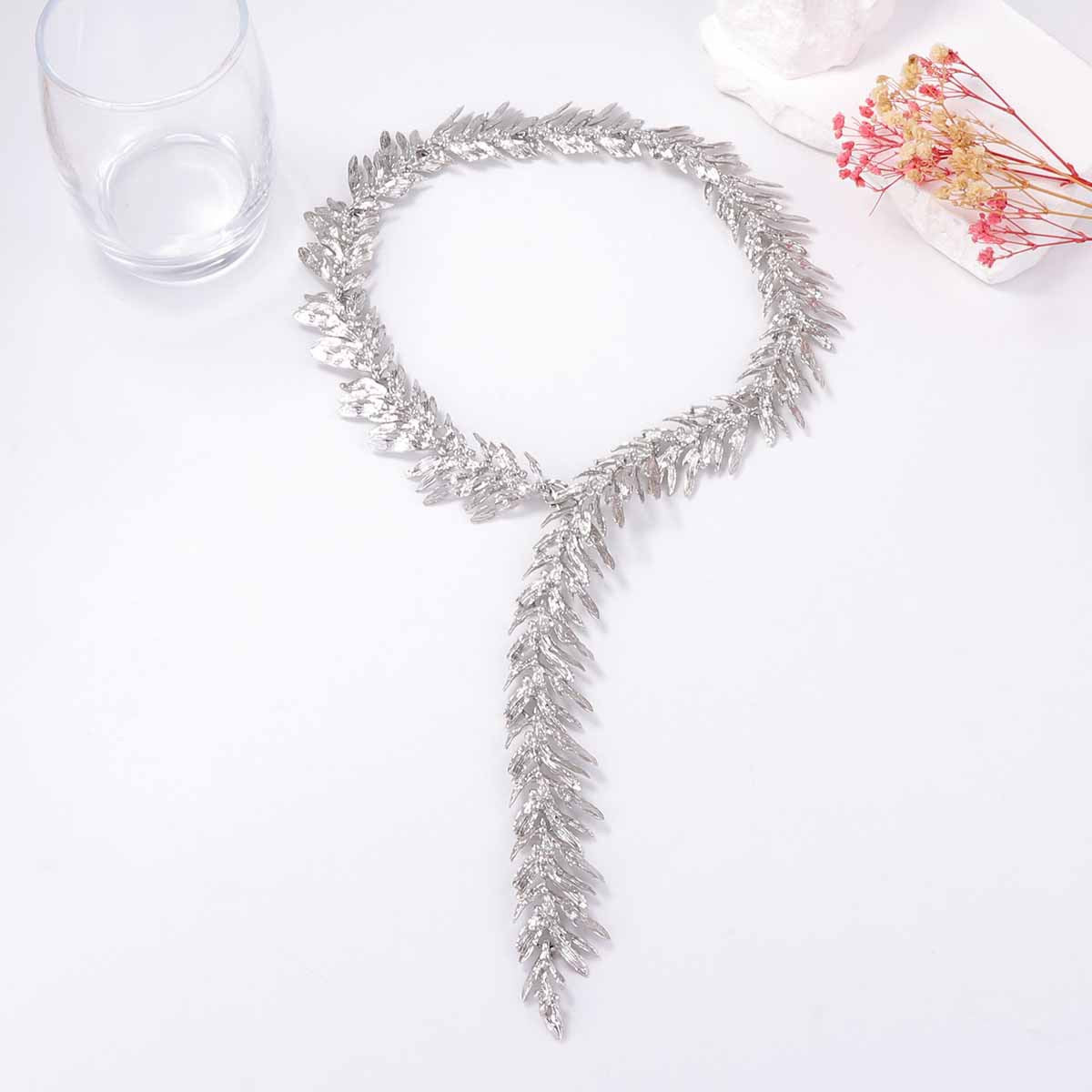 Chic Minimalist Alloy Leaf Pendant Necklace – Elegant and Stylish Design for Effortless Sophistication